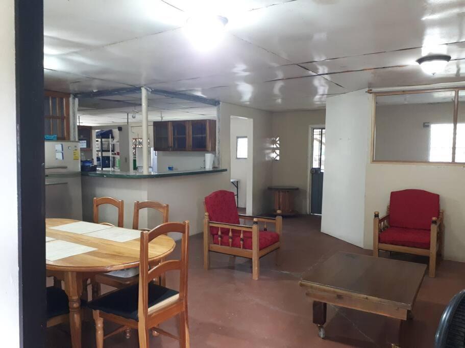 Gia'S Garage & Home For Bocas Travelers Almirante Exterior photo